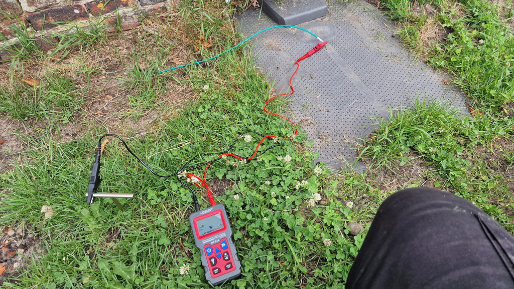 Sådan finder du kabelbrud og reparerer afgrænsningskablet til din roboplæneklipper