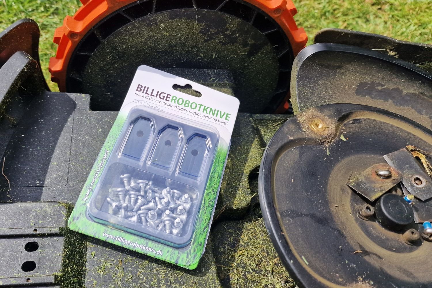 Skift af knive på Segway Navimow robotplæneklipper